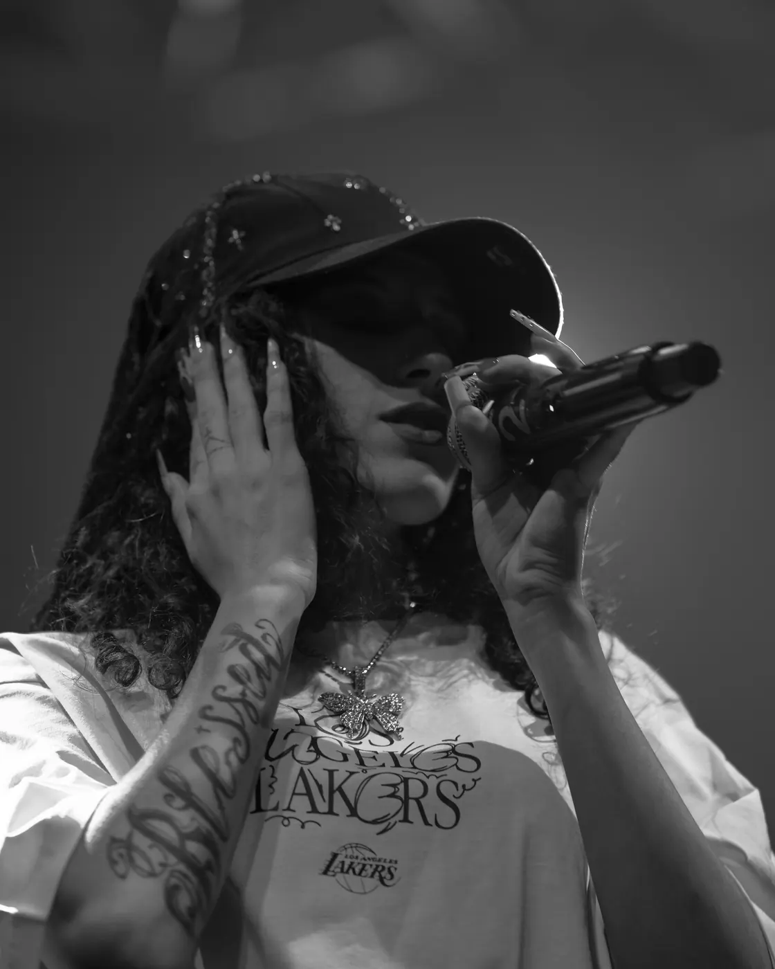 Vairy RS cantando con el micrófono, en blanco y negro